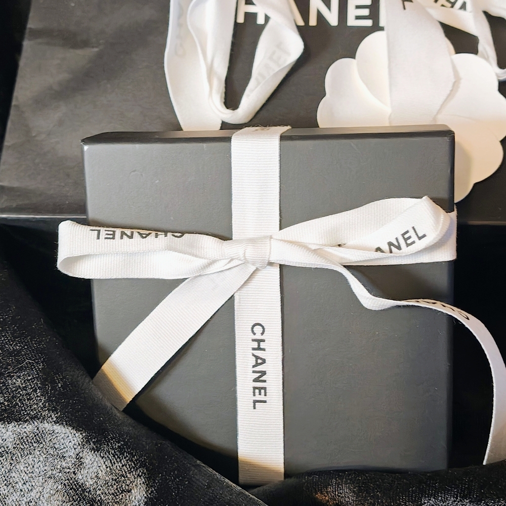 Elegant Chanel Pearl and Crystal Bracelet With Box And Gift Bag - Picture 3 of 12